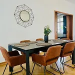 Luxusapartment Im Dichterviertel *garten*parkplatz*wifi* *